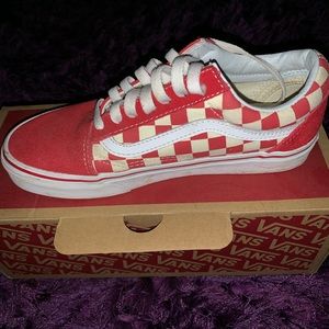 RD/WHT CHECKERED VANS (SIZE 7 WOMEN AND 5.5 MEN)❤️